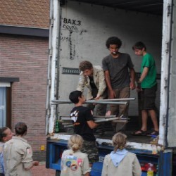 Uitladen Materiaal  21 - Scouts en Gidsen Zaventem 
